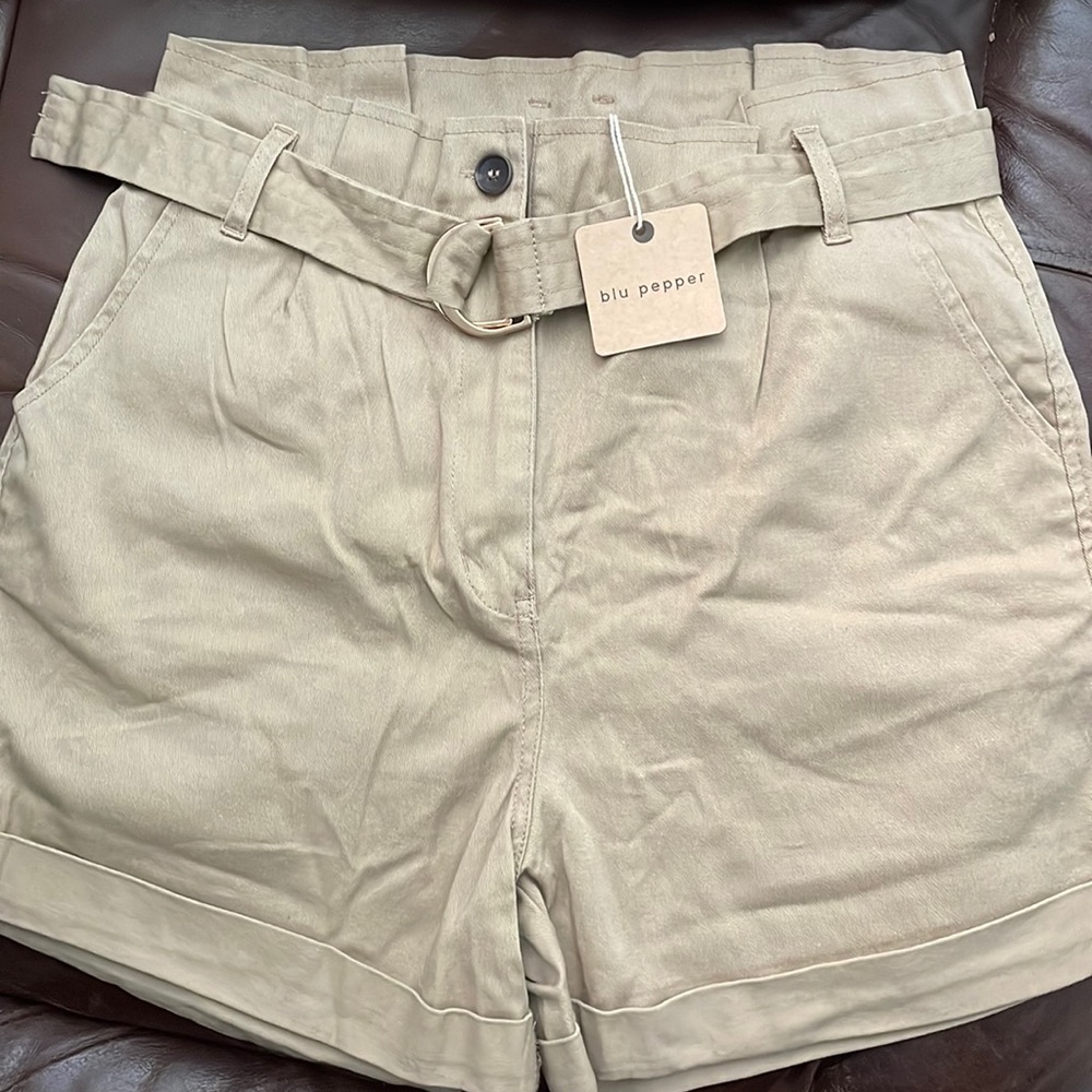 Blu pepper High. Waisted khaki shorts with belt size L